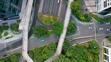 4k航拍俯瞰城市道路车流交通视频的预览图